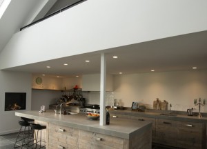 RestyleXL Moderne luxe steigerhouten keuken met beton - 