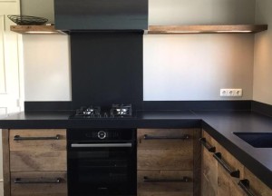 RestyleXL Keuken van oud eikenhout met zwart werkblad