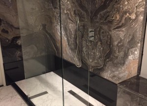 Marmeren vloer in de badkamer - 