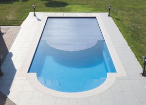 Klassiek zwembad met Romeinse trap