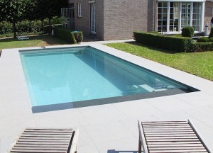 Zwembad met lounge plateau - Compass Pools.