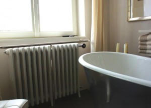 Klassieke gietijzeren badkamer radiator
