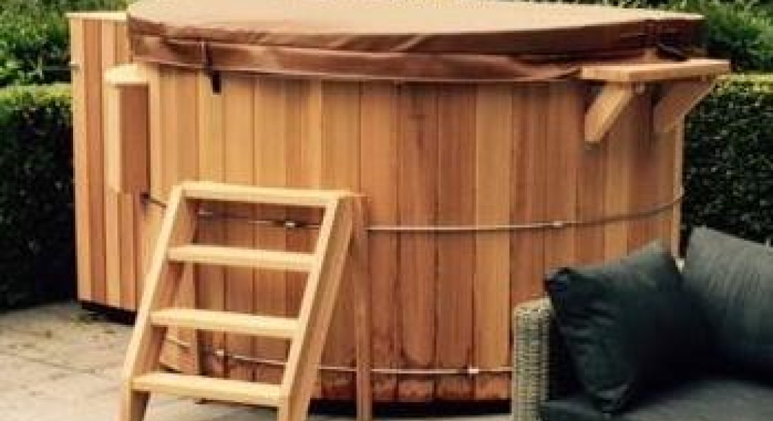 inleveren voetstappen bloemblad Grote houten spa | Hottub Select - UW-tuin.nl