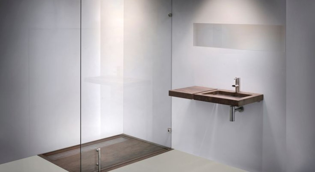 Een ruime badkamer met design inloopdouches van Balance