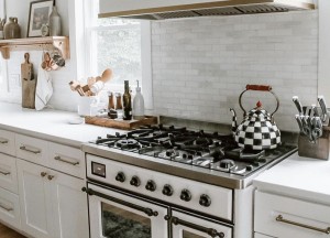 ILVE Majestic 100 cm - wit met brons in een klassiek keuken - ILVE