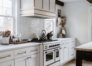 ILVE Majestic 100 cm - wit met brons in een klassiek keuken
