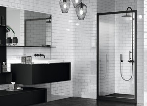 Zwart in de badkamer: douchewanden met industriële look - Novellini
