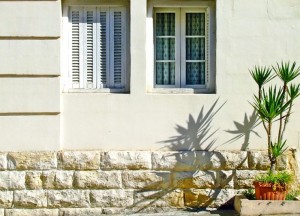 Geniet van je tuin met stijlvolle tuinmeubelen en prachtige raamdecoratie - 