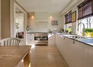 De leukste raamdecoratie voor in de keuken, praktisch en stijlvol - 
