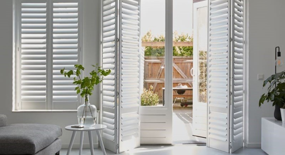 Welke raamdecoratie is geschikt Ã©n handig voor tuindeuren?