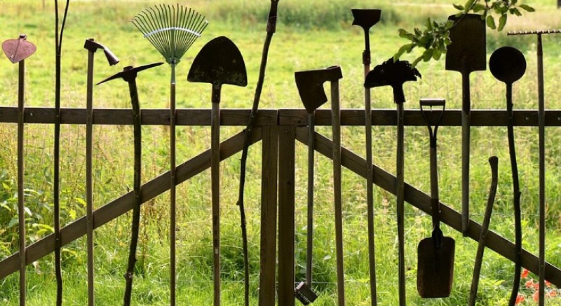 Welk tuingereedschap heb je nodig om je tuin herfst klaar te maken?