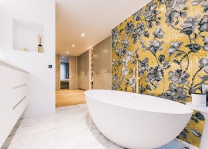Binnenkijken: luxe badkamer met goud en marmer - Luca Sanitair