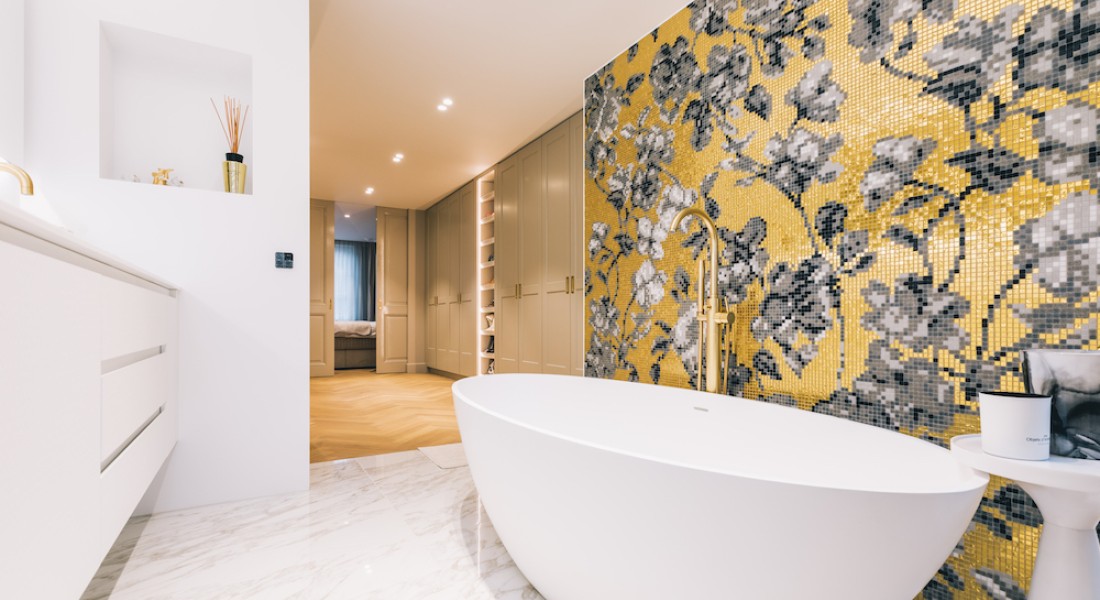 Binnenkijken: luxe badkamer met goud en marmer