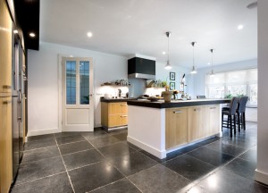 Keukeninspiratie: een keukenvloer van natuursteen - Norvold Natuursteen