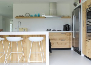 Moderne ruw eiken houten keukens met wit keukenblad - 