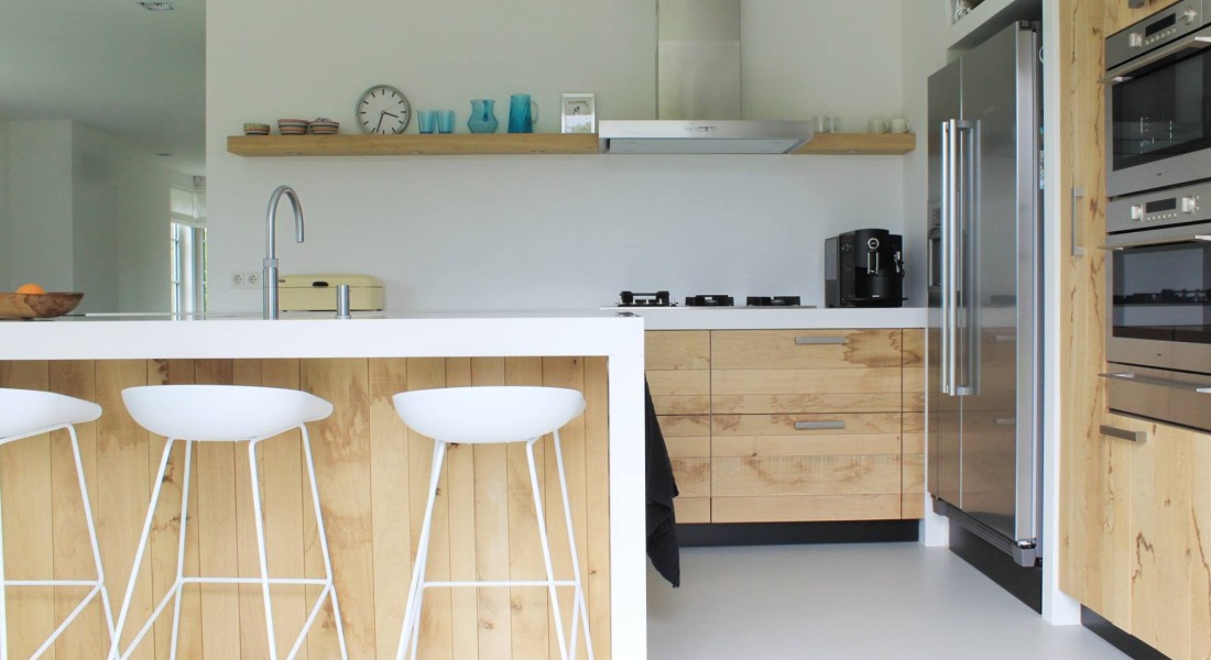 Moderne ruw eiken houten keukens met wit keukenblad