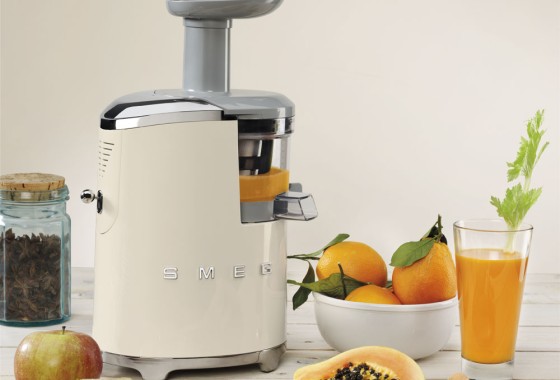 De SMEG Slowjuicer: sap persen in stijl - Smeg