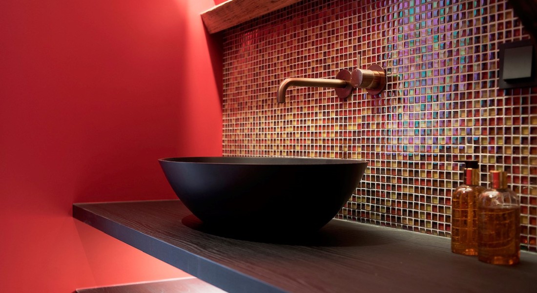 Guggenheim Museum stil geschiedenis Kleur in de badkamer met accessoires, planten en gekleurd sanitair -  UW-badkamer.nl
