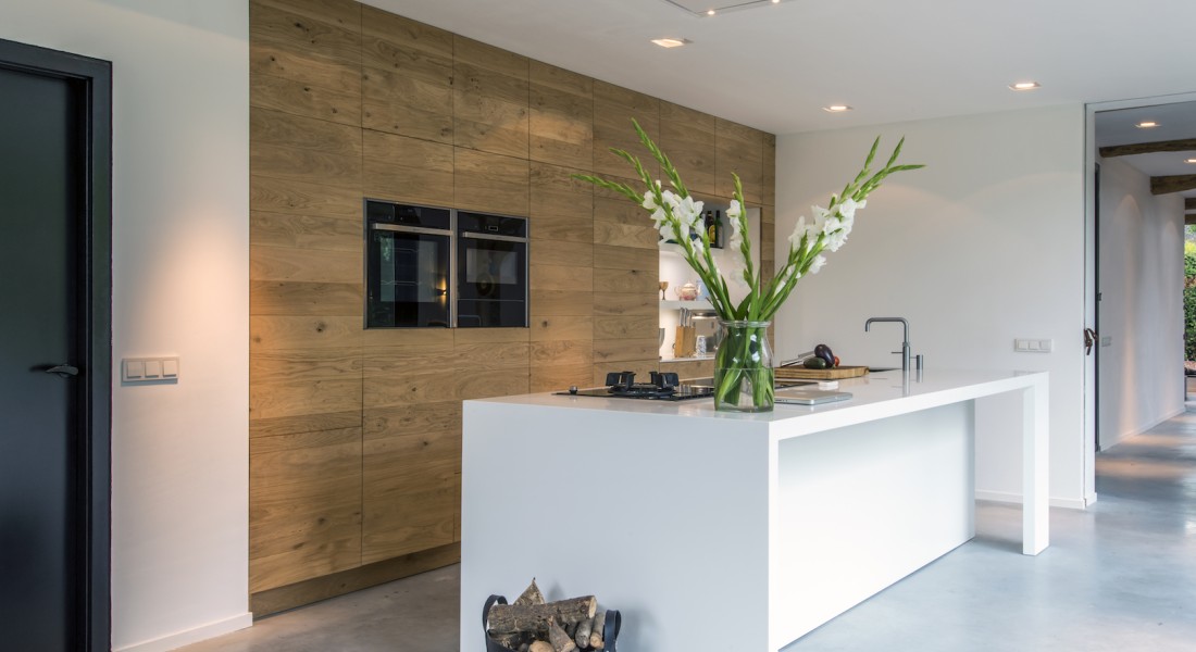 Binnenkijker: Moderne houten keuken in gerenoveerde boerderij
