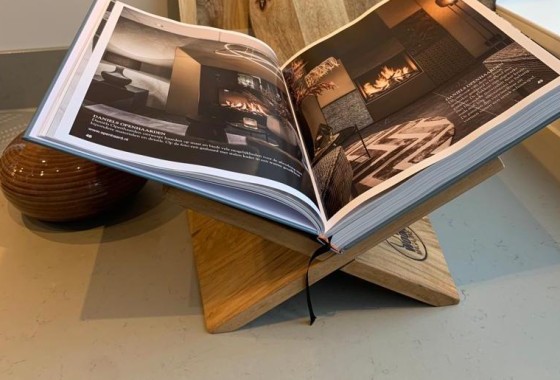 WIN! Een luxe houten boekenstandaard met hardcover interieurboek - BouwMedia