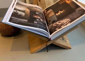 WIN! Een luxe houten boekenstandaard met hardcover interieurboek - BouwMedia