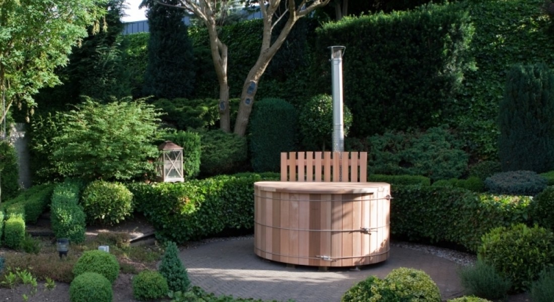 In Scandinavische sferen met een houten hottub in de tuin