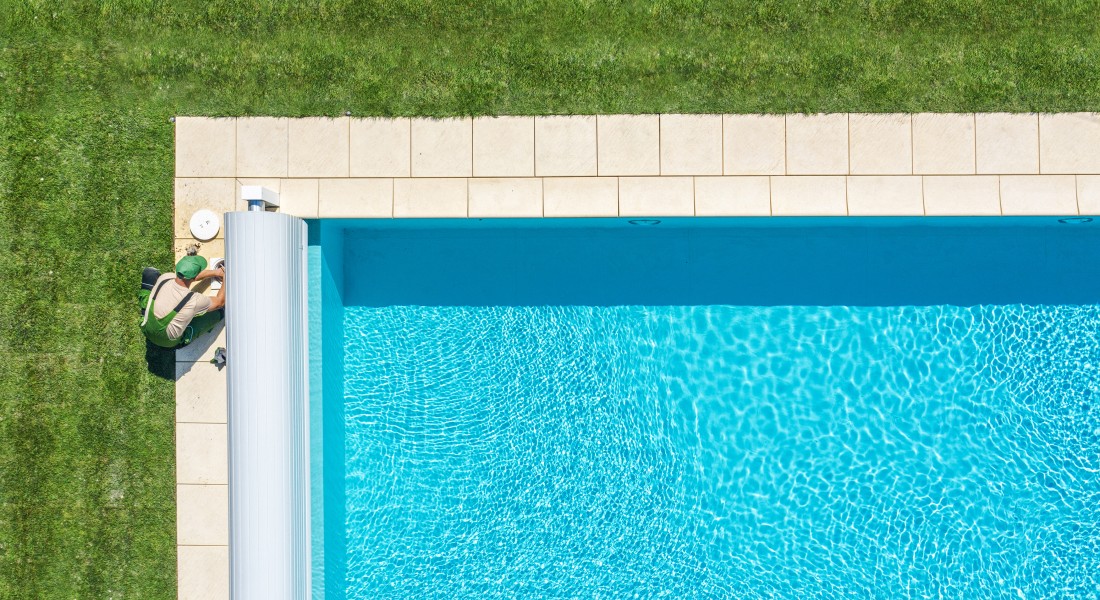 Hoe een lamellendek je zwembad kan beschermen