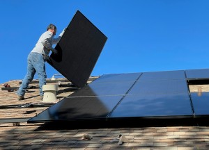 Een thuisbatterij op je zonnepanelen aansluiten? Dit moet je erover weten. - 