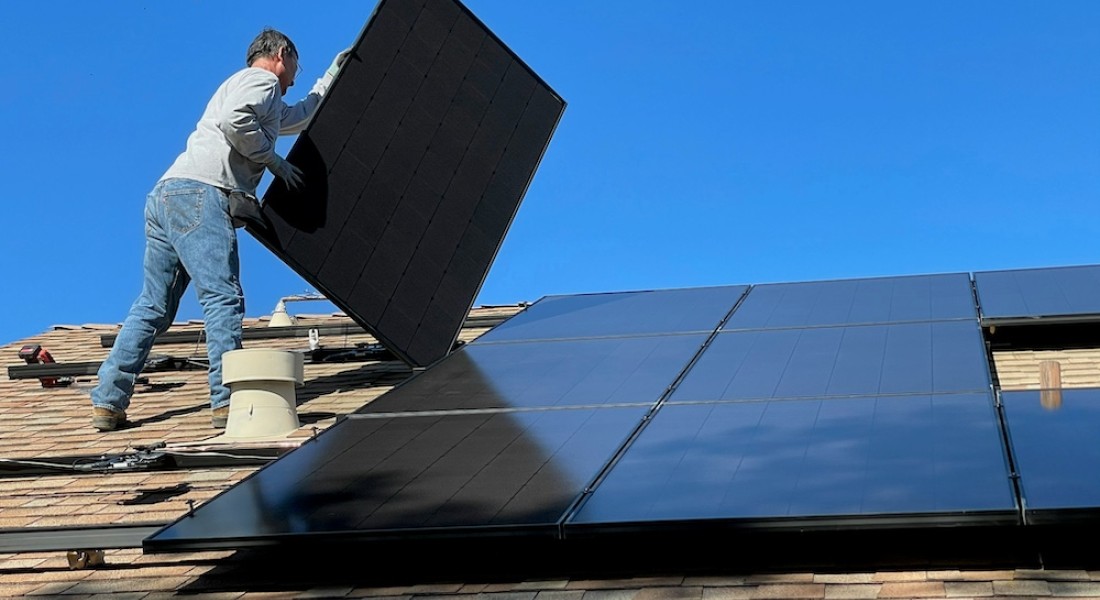 Een thuisbatterij op je zonnepanelen aansluiten? Dit moet je erover weten.