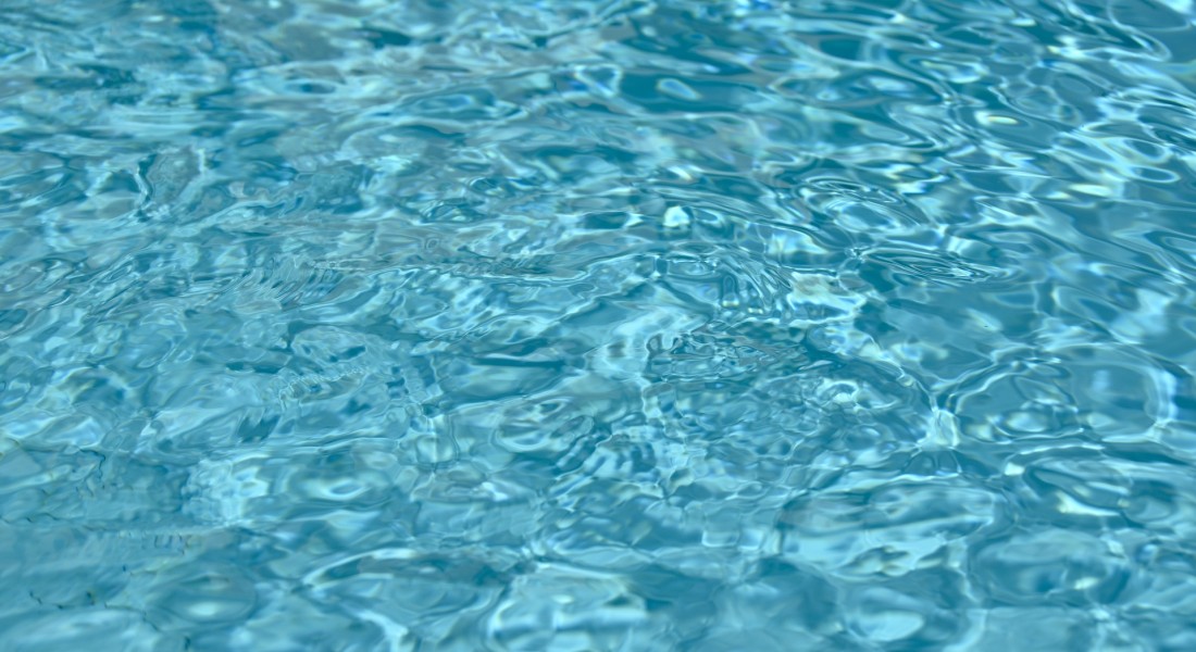 Zwembad schoonmaken: veelvoorkomende problemen en oplossingen