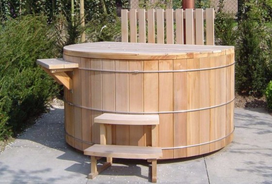Genieten van een warm houten bad in de frisse buitenlucht - Hottub Select