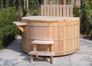 Genieten van een warm houten bad in de frisse buitenlucht - 