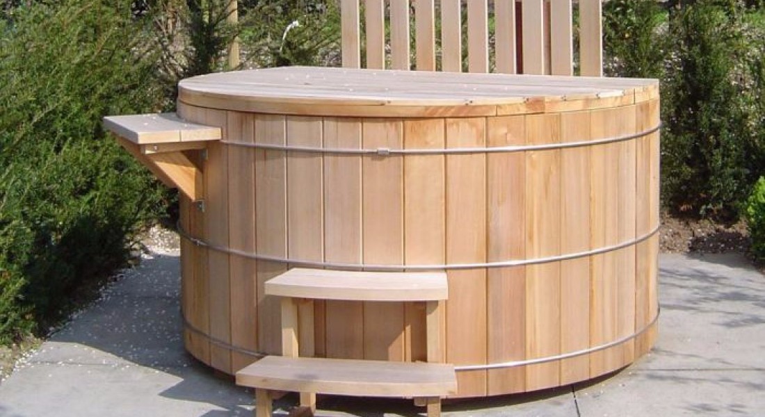 Genieten van een warm houten bad in de frisse buitenlucht