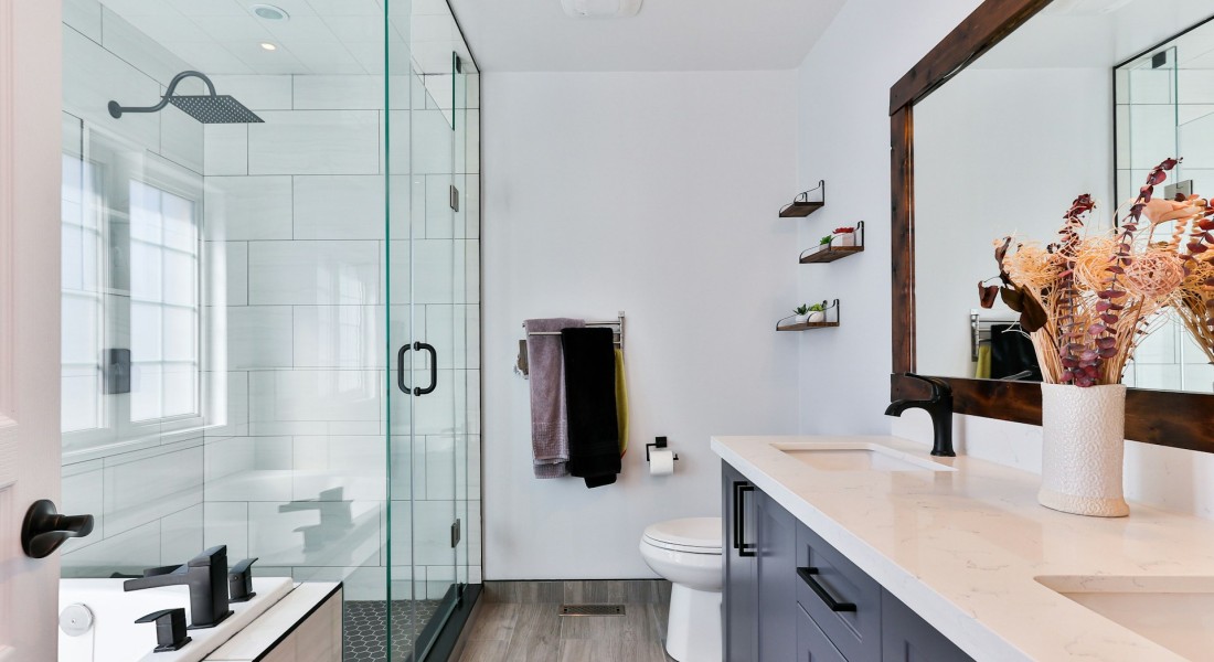 Vier handige tips voor het gebruik van gordijnen in de badkamer