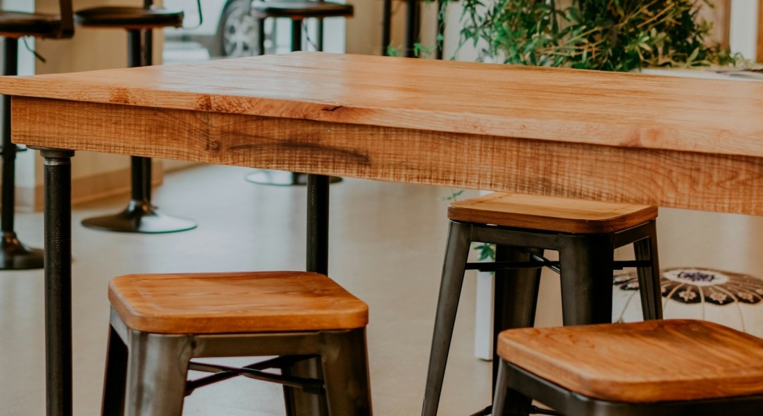 Gebruik een hoge tafel om de ruimte in een kleine keuken te optimaliseren