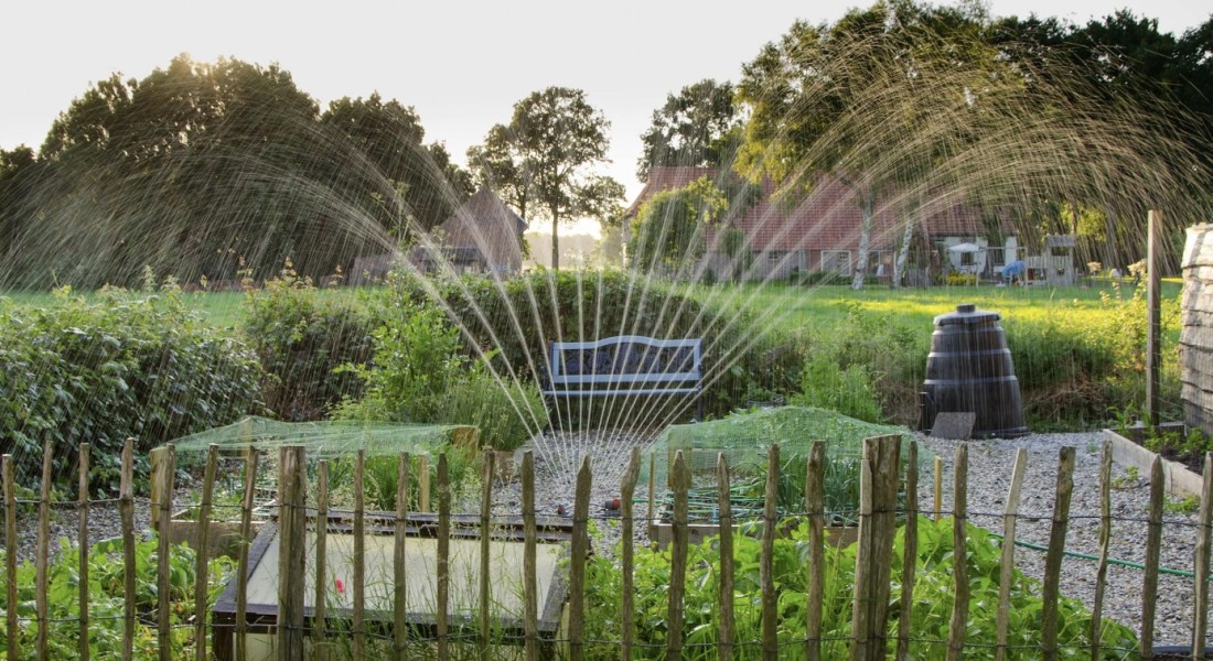 Is het veel werk om een beregeningsinstallatie aan te leggen in je tuin?