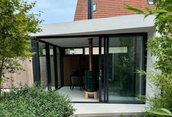 Een moderne tuinloft met een gezellige haard - Art of Fire