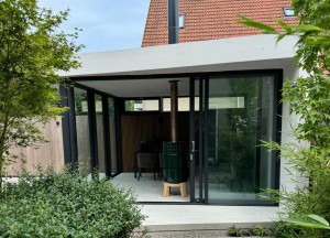 Een moderne tuinloft met een gezellige haard