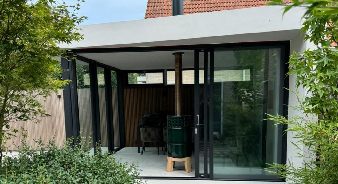 Een moderne tuinloft met een gezellige haard