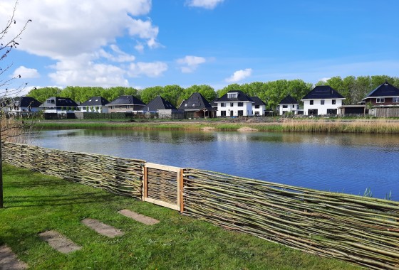 Natuurlijk en uniek: een wilgentenenschutting van Wilhout - Wilhout wilgentenen schuttingen