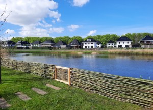 Natuurlijk en uniek: een wilgentenenschutting van Wilhout - Wilhout wilgentenen schuttingen