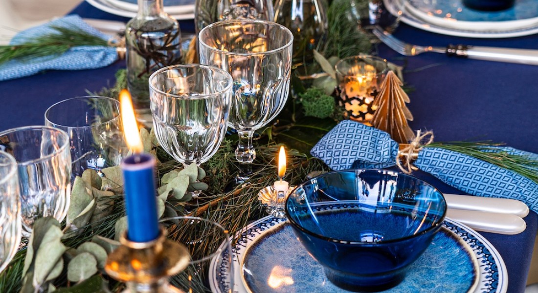 Sfeervol aan tafel in een kerst interieur