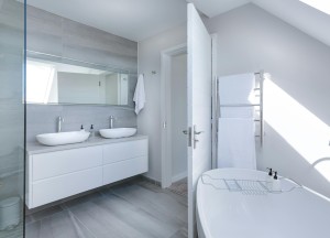 De rol van plinten in de badkamer: een praktische oplossing voor vochtbescherming en stijl