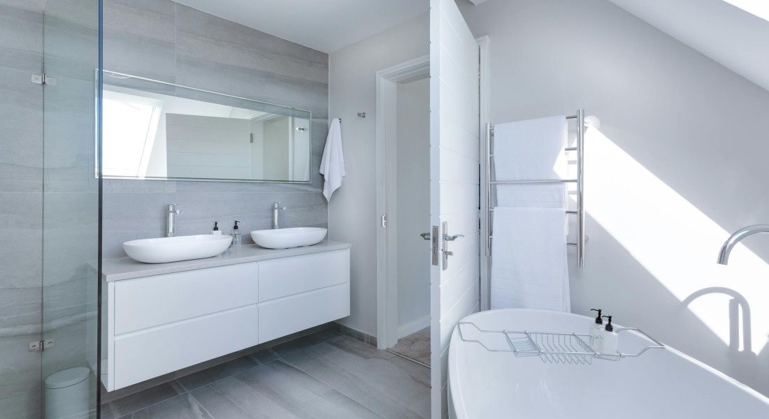 De rol van plinten in de badkamer: een praktische oplossing voor vochtbescherming en stijl