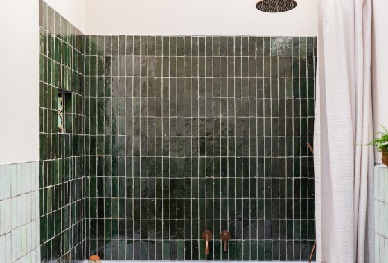 Zonder verbouwen toch een nieuwe badkamer? Zo doe je het met tegels