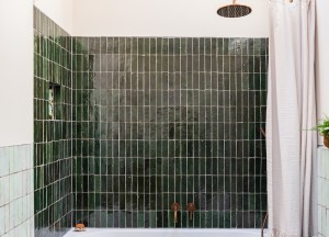 Zonder verbouwen toch een nieuwe badkamer? Zo doe je het met tegels