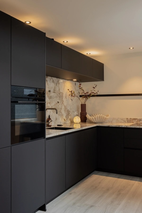 Donkere hotel chic keuken in Naarden | Keukenspecialisten.nl