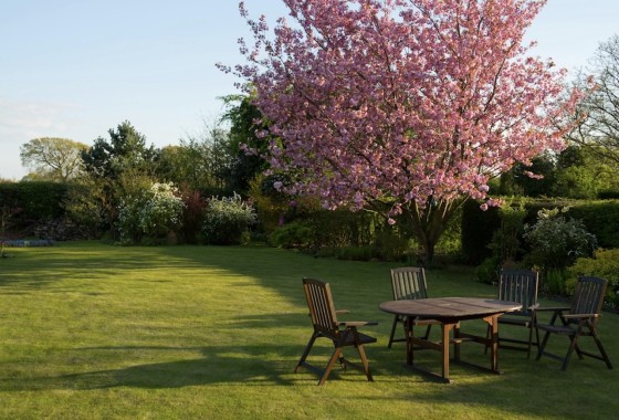 Zomerproof in een middag: fris je houten tuinmeubels weer op
