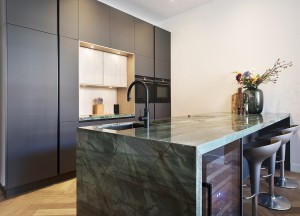 Maatwerk keuken met donkergroen kookeiland | Kitchenstudio - Kitchenstudio