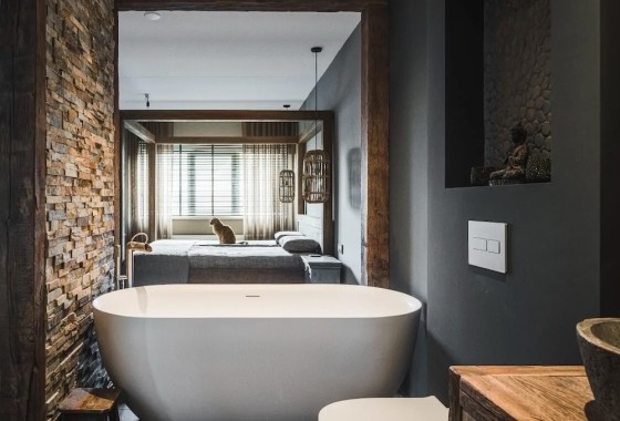 Wellnessgevoel in huis met een houten badkamermeubel